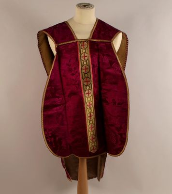 un gros plan d'une robe sur un mannequin, sur fond blanc