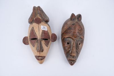 une paire de masques africains sur fond blanc