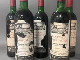 quatre bouteilles de vin sont alignées sur une table