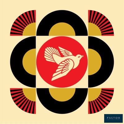 un oiseau blanc perché sur une fleur rouge et noire