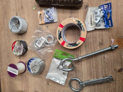 de nombreux objets posés sur une table, notamment des ciseaux, du ruban adhésif, des coupe-ruban et d'autres objets