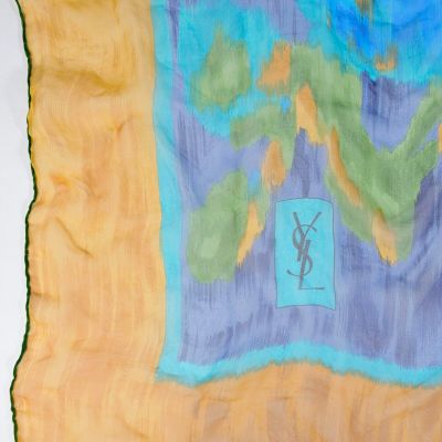 une écharpe sur laquelle est représenté un arbre