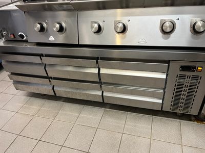 des fours en acier inoxydable dans une cuisine professionnelle dotée d'un sol carrelé