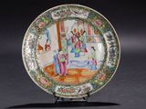 une assiette décorée d'une peinture, posée sur un socle