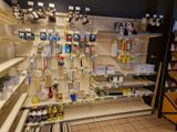 de nombreuses étagères dans le magasin qui contiennent différents articles
