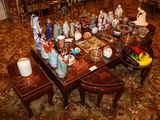 une table sur laquelle sont disposées de nombreuses figurines et des vases