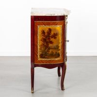 Une commode d'appoint avec plateau en marbre, vernis Martin,… (photo 4)