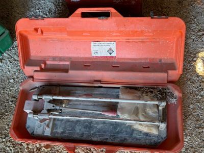 une boîte à outils avec des outils à l'intérieur sur le sol