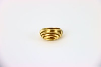 gros plan d'une bague en or sur une surface blanche