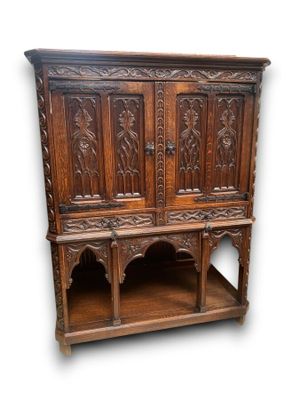 Une crédence de style gothique en bois sculpté à pans coupés…
