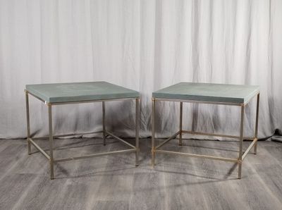 paire de tables d'appoint modernes avec plateau en verre