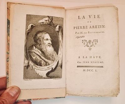 un vieux livre avec, dans un cadre, la photo d'un homme barbu