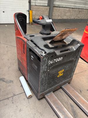 une petite machine posée sur une palette
