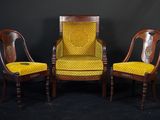 trois chaises en bois avec des coussins rembourrés jaunes sur fond noir