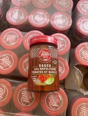 un pot de sauce posé sur une pile de cupcakes