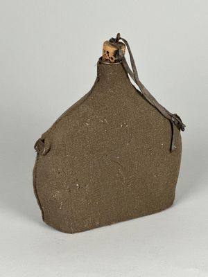 une image représentant un sac marron orné d'un crâne