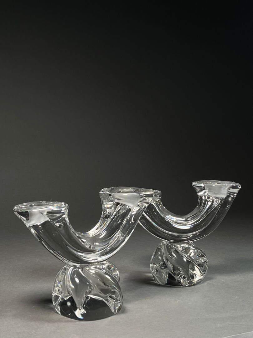 DAUM - FRANCE. Paire de bougeoirs à deux bras de lumières et corps galbé de forme libre Cristal incolore Signés. H. 1...