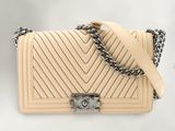 Sac Chanel à rabat en motif chevrons avec bandoulière en chaîne