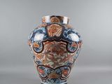 une image représentant un vase orné d'un motif floral