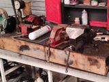un établi avec des outils dans un garage
