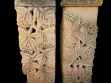 paire de socles en pierre sculptés, ornés de fleurs et de feuilles