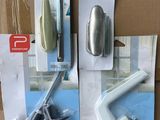 deux cartons contenant différents types d'aspirateurs