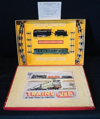 une boîte contenant un train sur une table