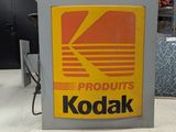 une pancarte portant l'inscription « Kodak » devant une machine