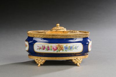 une image représentant une boîte bleue et dorée ornée de fleurs