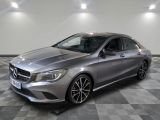 la mercedes cla est garée sur un sol en damier