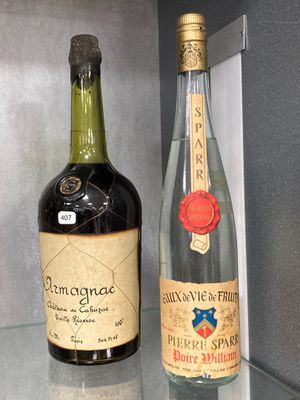 deux bouteilles de vin posées sur une étagère l'une à côté de l'autre