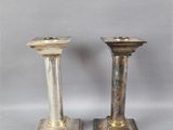 paire de chandeliers anciens en argent sur fond blanc