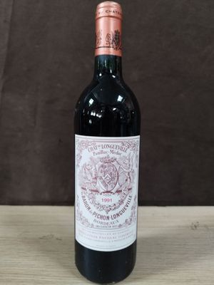 une bouteille de vin posée sur une table
