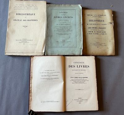 plusieurs vieux livres posés sur une table les uns à côté des autres