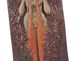 statue d'une femme vêtue d'une longue robe rouge, posée sur un socle en bois