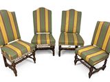 quatre chaises avec des assises rembourrées à rayures et un piètement en bois