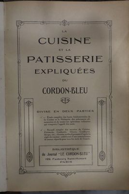 un vieux livre avec un titre en noir et blanc
