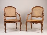 paire de fauteuils à dossier canné de style louis xvi