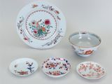 trois assiettes en porcelaine chinoise, ainsi qu'un bol et une soucoupe