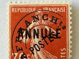 un timbre orange sur lequel figure l'image d'un ange