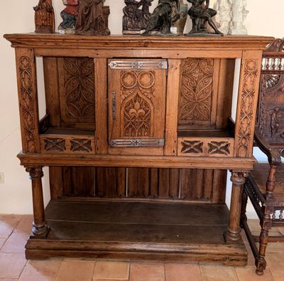 un banc en bois et une armoire en bois dans une pièce