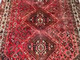 un tapis rouge orné d'un motif en losanges au centre