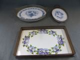 une photo d'une photo représentant une table dressée avec des assiettes et des bols
