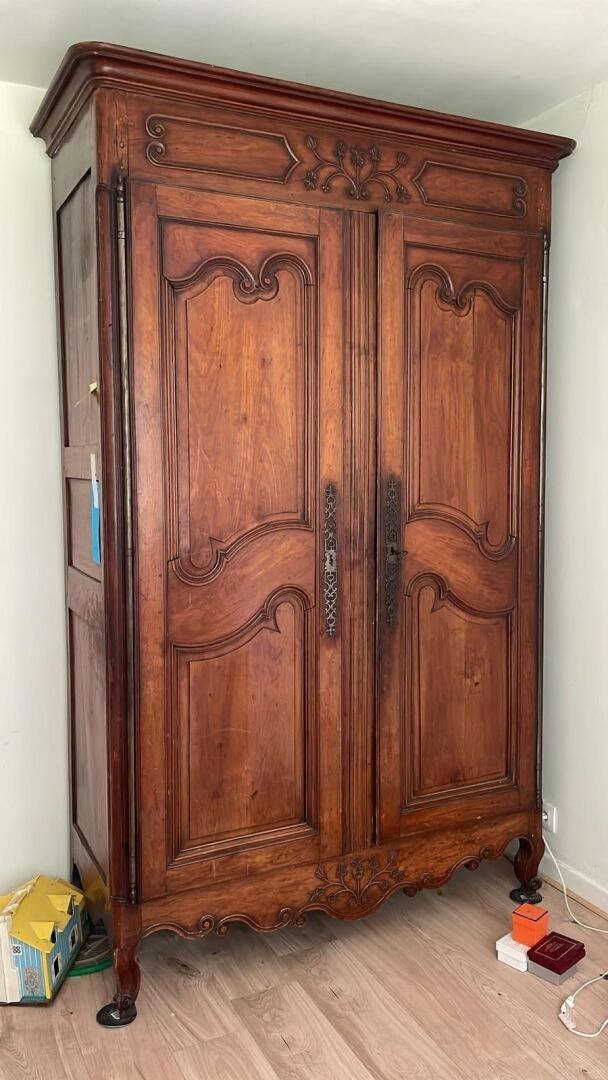 Une armoire en bois naturel mouluré Elle ouvre à deux vantaux XIXe siècle H 235 x L 140 x P 57 cm VENTE SUR DESIGNATI...