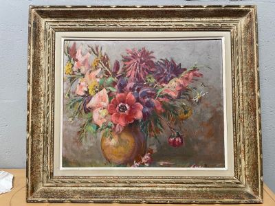une peinture de fleurs dans un vase sur une table