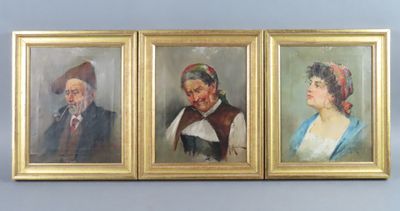 trois tableaux encadrés représentant des personnes portant des chapeaux et des robes, accrochés à un mur bleu