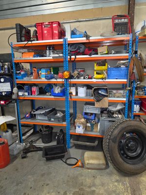 un pneu posé sur une étagère dans un garage