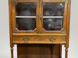une vitrine ancienne en chêne avec des portes vitrées