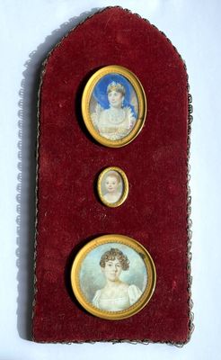 deux portraits miniatures représentant une femme et un homme, dans un écrin rouge