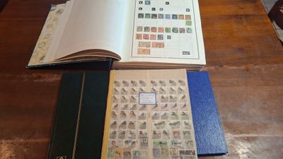 un grand nombre de livres posés sur une table